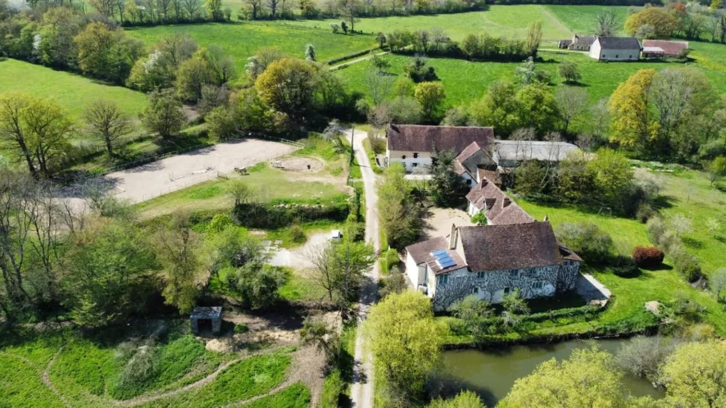 Ferme Equestre & Chambres D'Hotes Gateau Stables Proche Guedelon Saint-Amand-en-Puisaye Exterior photo